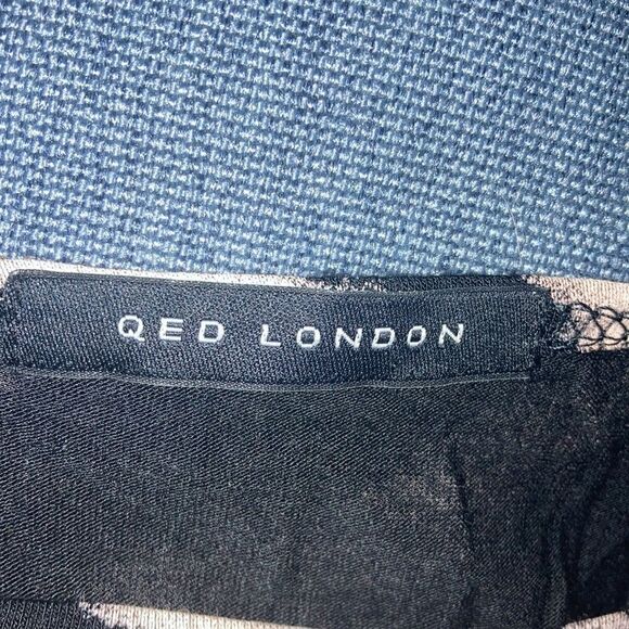 QED London Cap Sleeve Sheath Dress in Geometric Print. Size small. - Picture 4 of 4